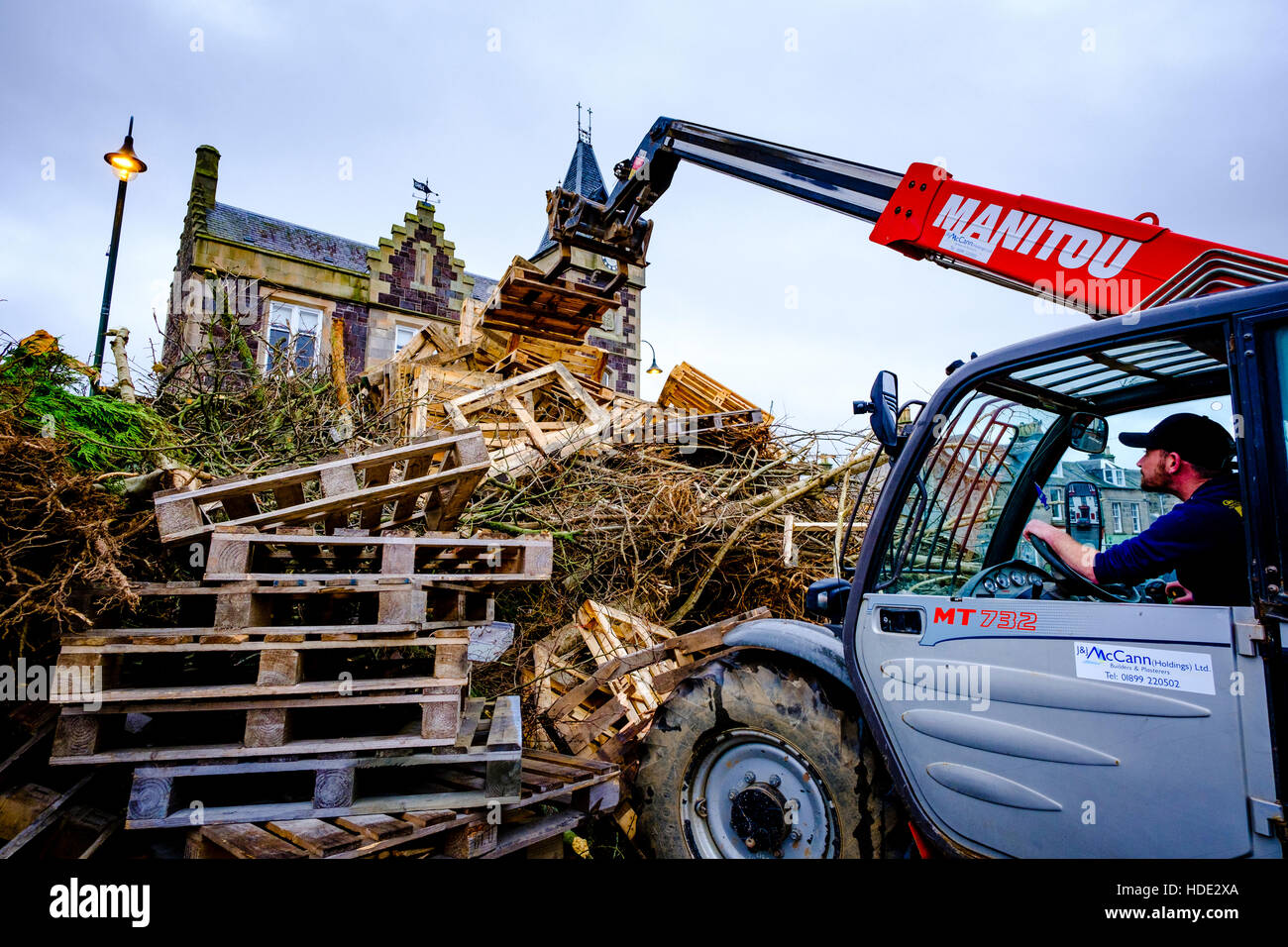 Building the Biggar Hogmanay Bonfire - possibly the biggest in Britain ...