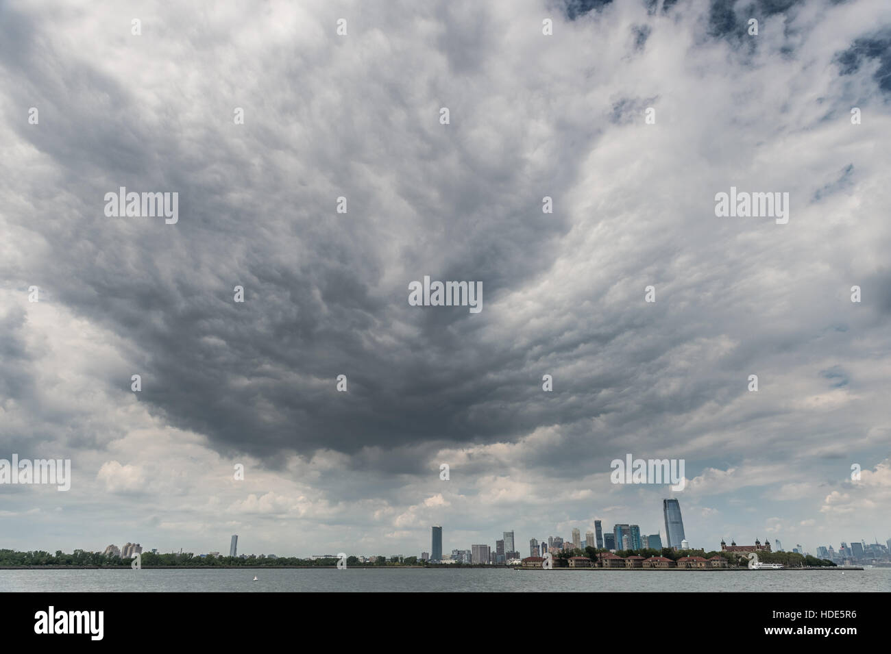 Sky clouds dramatic drama over city hi-res stock photography and images ...