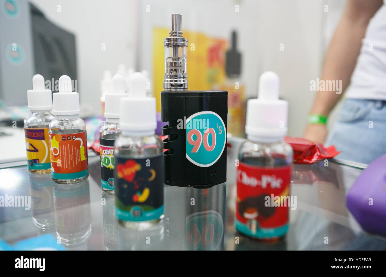 Vaping and smoking hi-res stock photography and images - Page 21 - Alamy