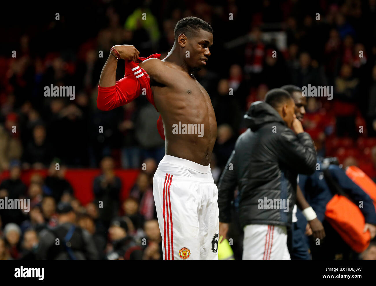 Manchester uniteds paul pogba gives hi-res stock photography and images -  Alamy