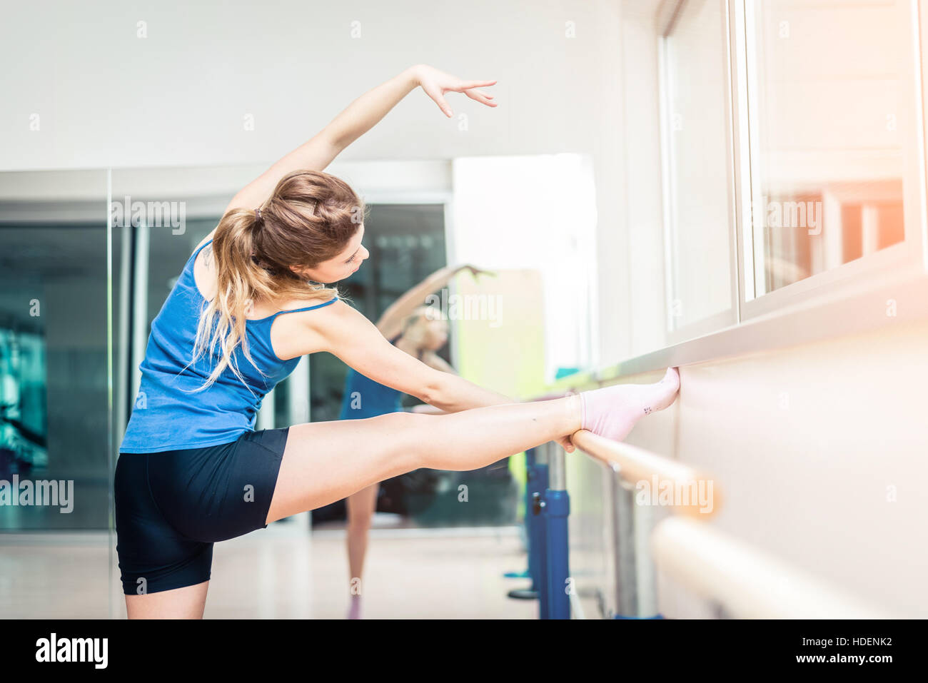 Young sport. Хореография тренировка. Балетные тренировки. Упражнения у станка. Станок для растяжки.