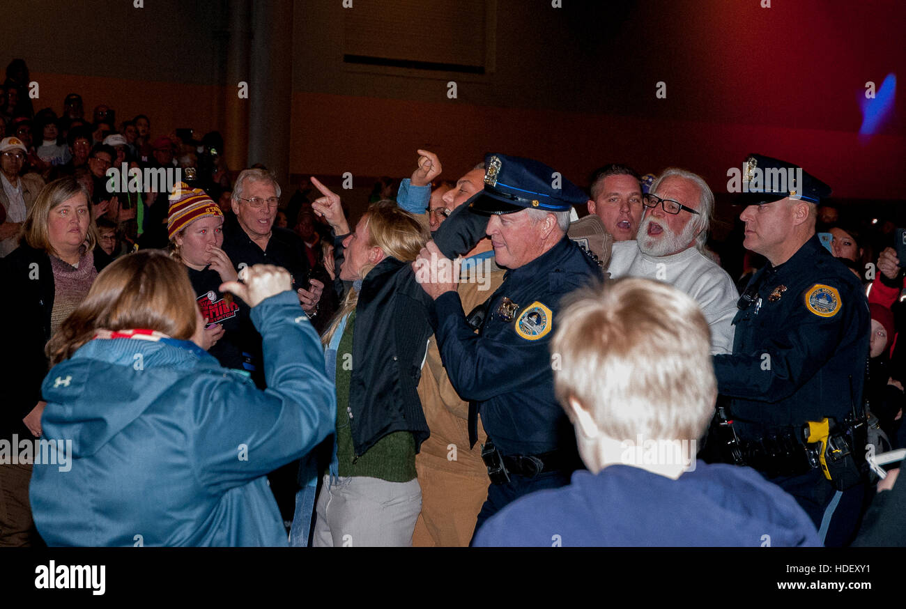 Des Moines Escort >> Des Moines Iowa Usa 8th December 2016 Des Moines Police Officers Des Moines Escort >> Des Moines Iowa Usa 8th December 2016 Des Moines Police Officers