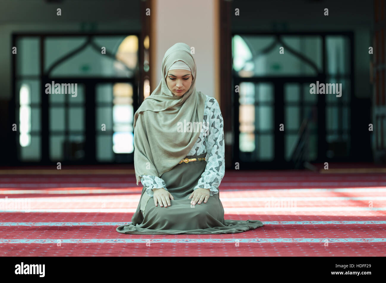 мусульманки в россии. мусульманка в мечети. мусульманки ходят в мечеть. русская женщина в мечети. женщины в мечети.