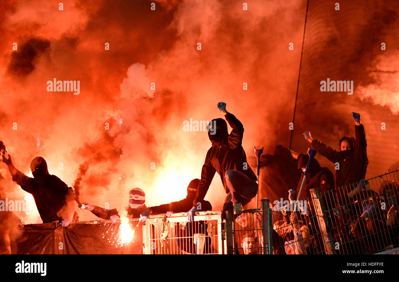 Masked football fans rampage, throwing flares, pyrotechnics, firecrackers, Mercedes-Benz Arena, Stuttgart, Baden-Württemberg Stock Photo