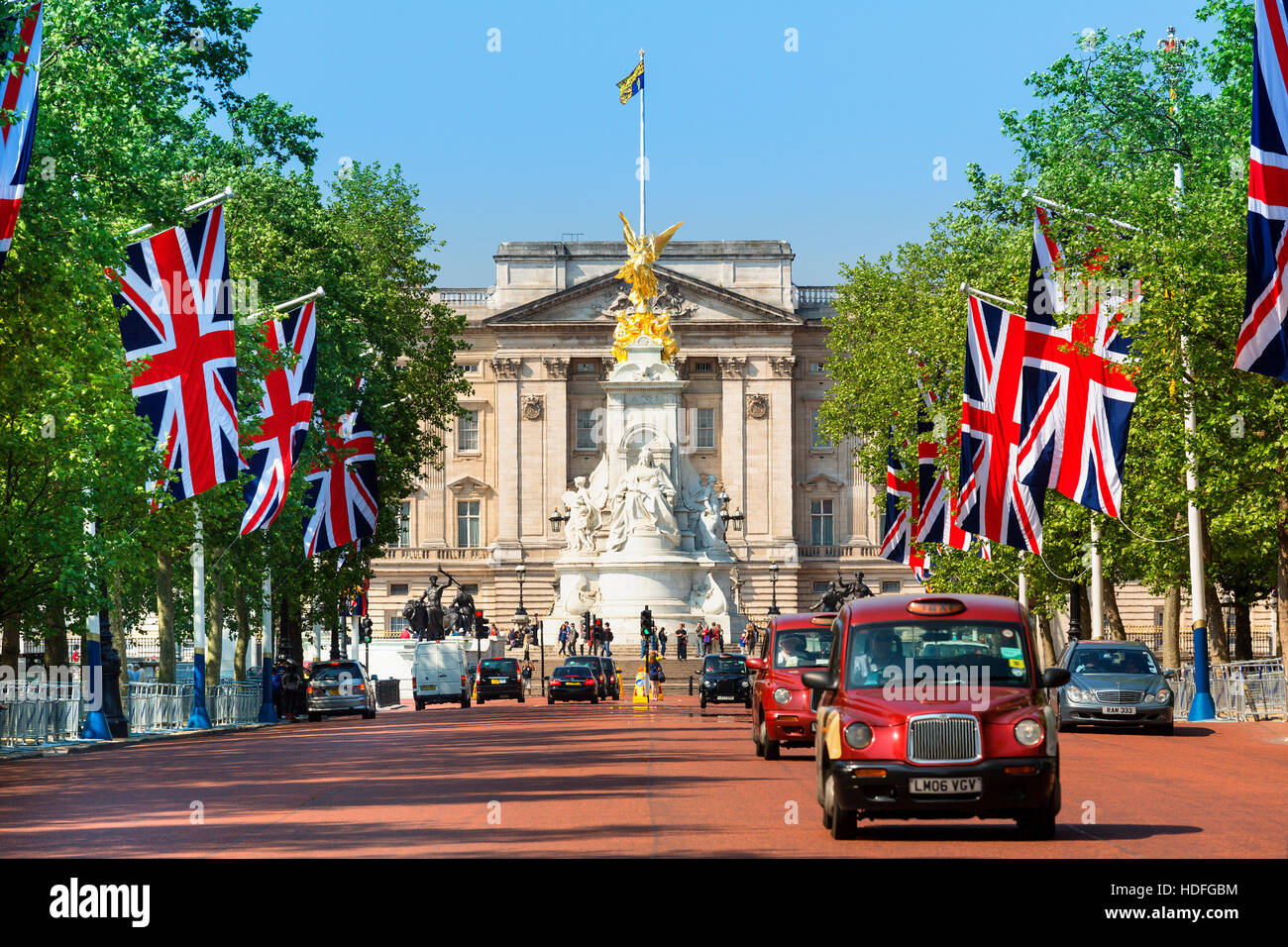LONDON, ENGLAND - Traffic in London with Buckingham Palace in background Stock Photo