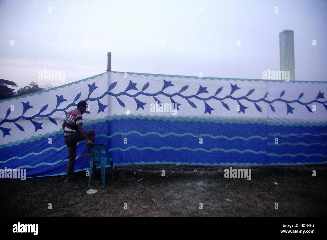 Dhaka, Bangladesh. 11th Dec, 2016. A laborer decorating pandal (bamboo theater) for coming the Milad un-Nabi (Prophet Muhammad birthday) at Suhrawardy udyan on the outcasts of Dhaka. © Md. Mehedi Hasan/Pacific Press/Alamy Live News Stock Photo