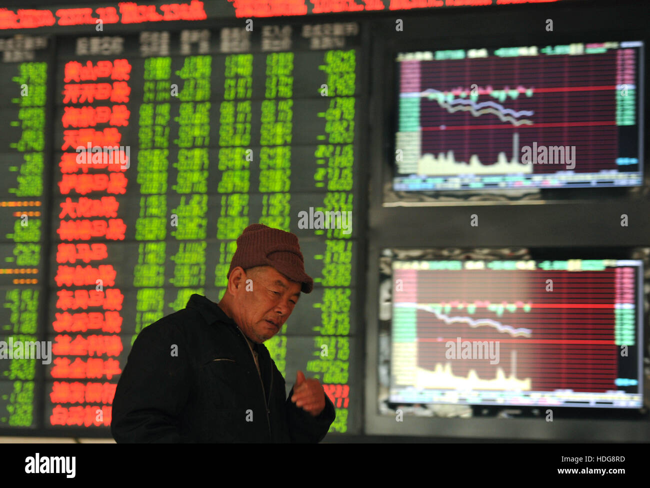 Fuyang. 12th Dec, 2016. A shareholder is seen at a stock market in Fuyang, east China's Anhui Province, Dec. 12, 2016. Chinese stocks tumbled on Monday as China's top insurance regulator continued to check the 'barbaric' behavior of insurers to control financial risks brought about by speculative stake buyouts. The benchmark Shanghai Composite Index dropped 2.47 percent to close at 3,152.97 points. © Xinhua/Alamy Live News Stock Photo
