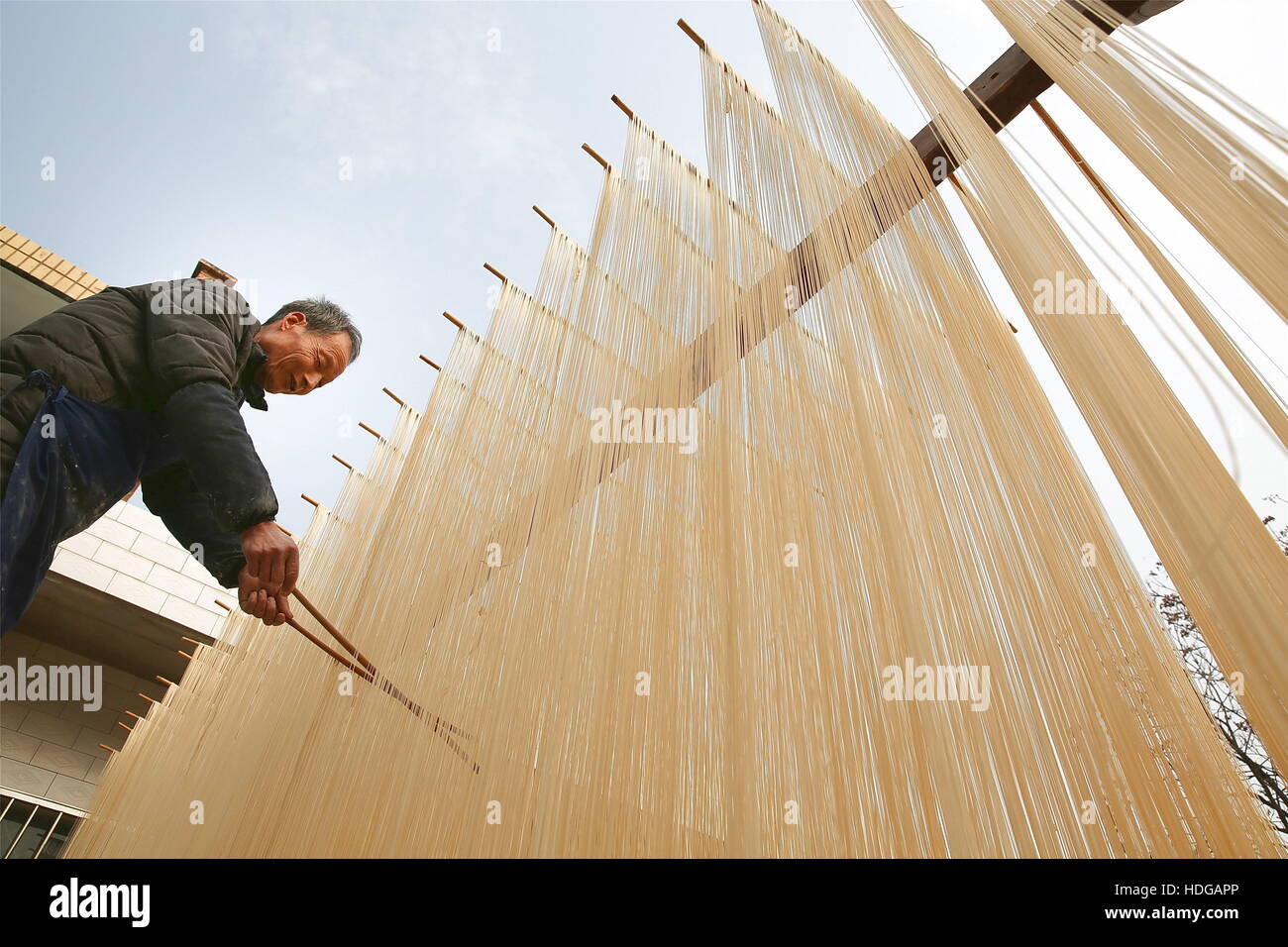 Xianyang, Xianyang, China. 2nd Dec, 2016. Xianyang, CHINA-December 2 2016: (EDITORIAL USE ONLY. CHINA OUT) .Local people make fine dried noodle in Xingping, Xianyang, northwest China's Shaanxi Province, December 2nd, 2016. The handmade fine dried noodle is a kind of special food in Xingping. © SIPA Asia/ZUMA Wire/Alamy Live News Stock Photo