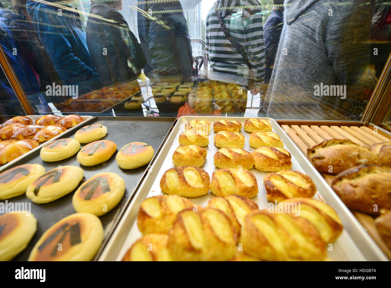 Shangha, Shangha, China. 6th Dec, 2016. Shanghai, CHINA-December 6 2016: (EDITORIAL USE ONLY. CHINA OUT) .Citizens waiting in a long line of about 200 meters for cheap bread at a newly opened bakery in Shanghai, December 6th, 2016. The newly opened bakery provides cheap bread of about one to two yuan (about 15 to 30 cent) for customers in recent days, attracting lots of elderly customers. © SIPA Asia/ZUMA Wire/Alamy Live News Stock Photo