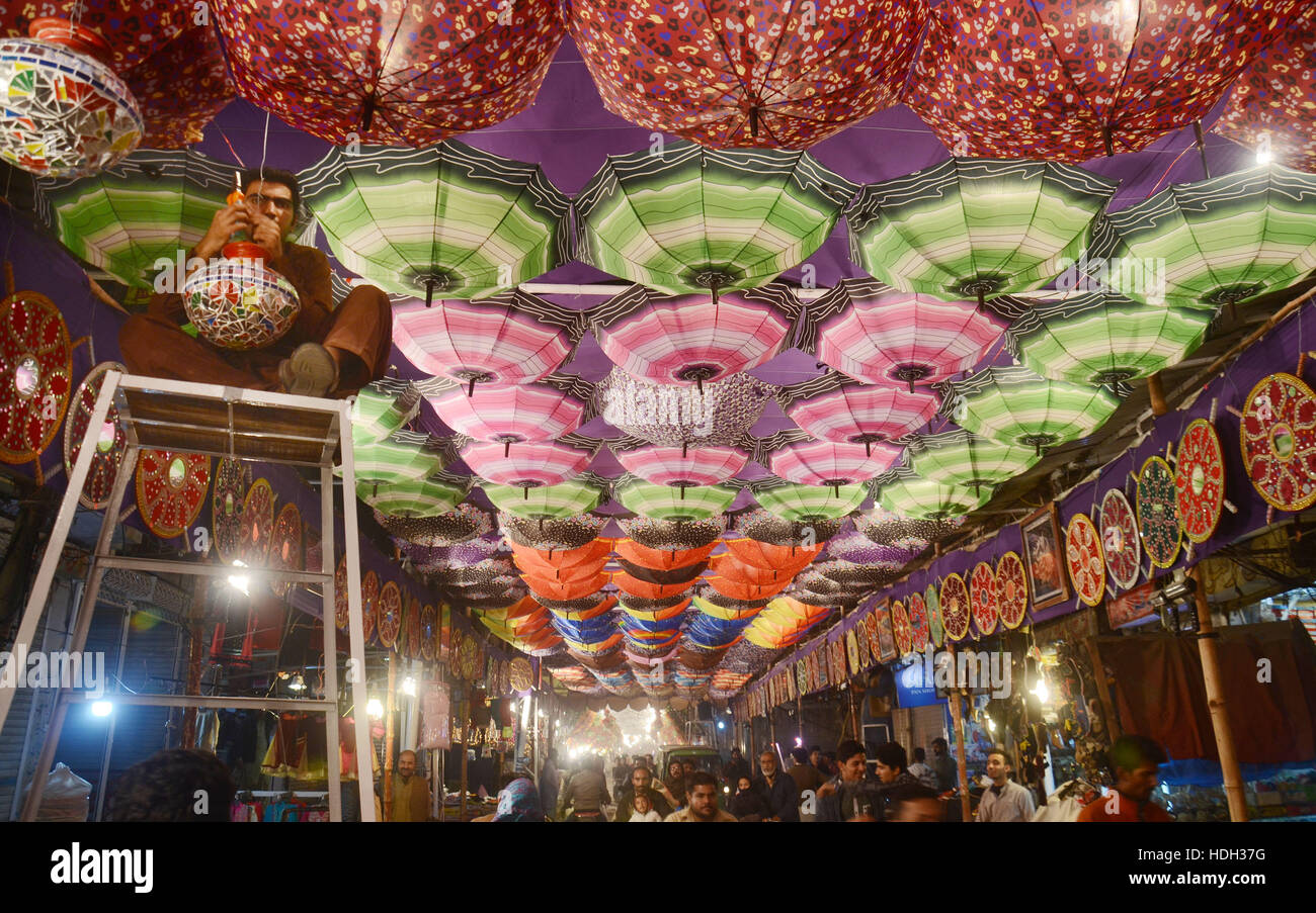Lahore, Pakistan. 11th Dec, 2016. Pakistani devotee people decorating a ...