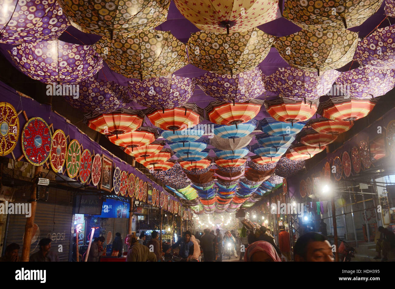 Lahore, Pakistan. 11th Dec, 2016. Pakistani devotee people decorating a ...