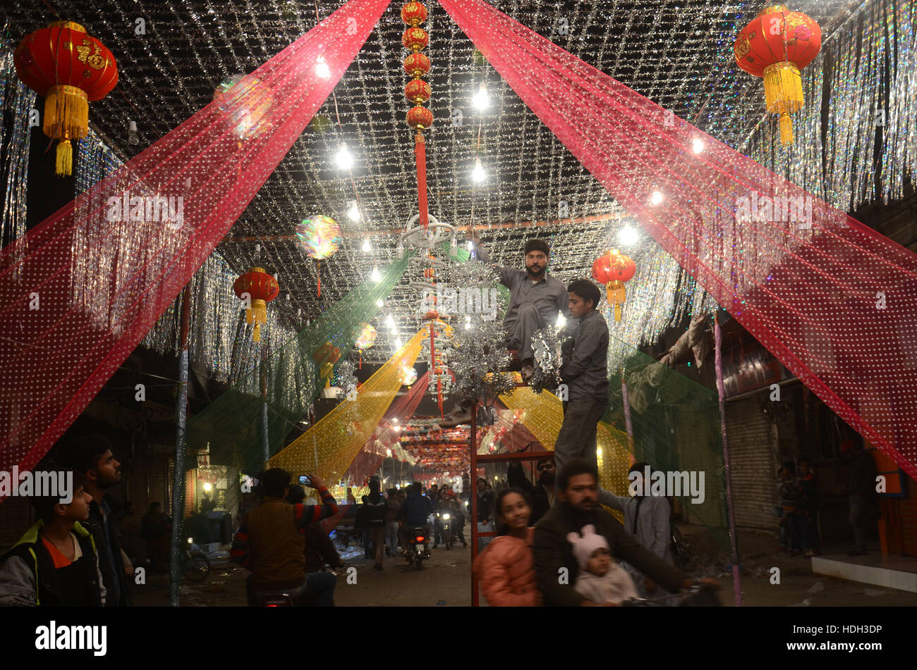 Lahore, Pakistan. 11th Dec, 2016. Pakistani devotee people decorating a ...