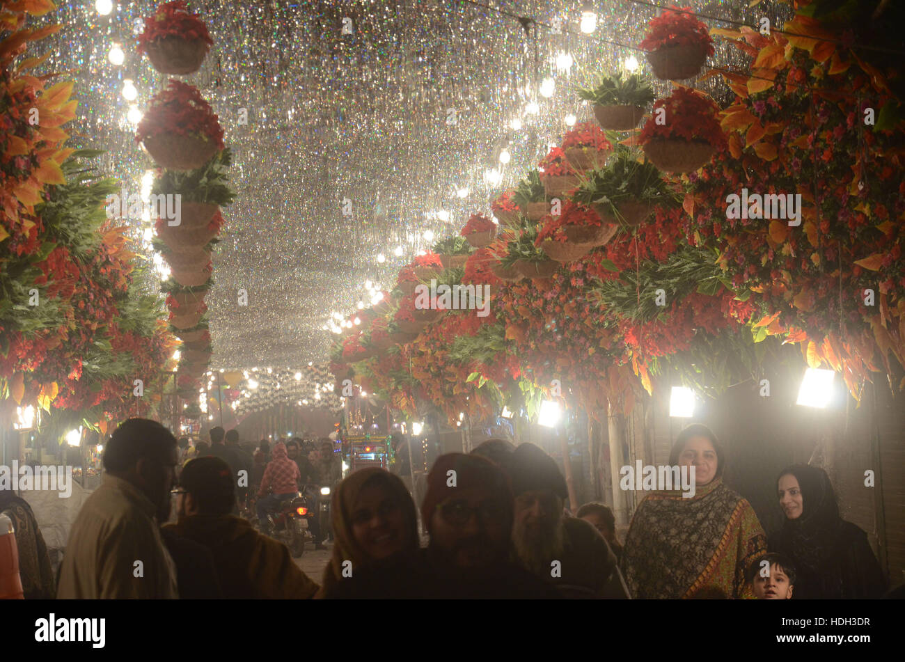 Lahore, Pakistan. 11th Dec, 2016. Pakistani devotee people decorating a ...