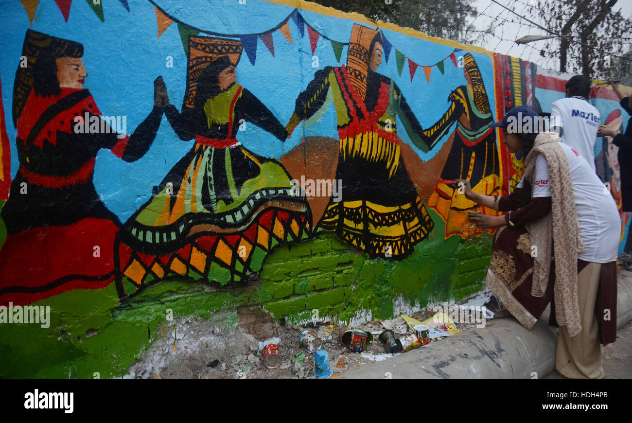 Lahore, Pakistan. 11th Dec, 2016. Pakistani student from national collage of arts(NCA) decorate