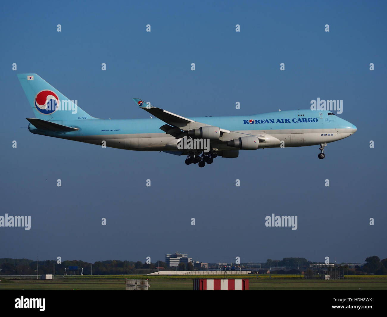Aircraft flying in path hi-res stock photography and images - Alamy
