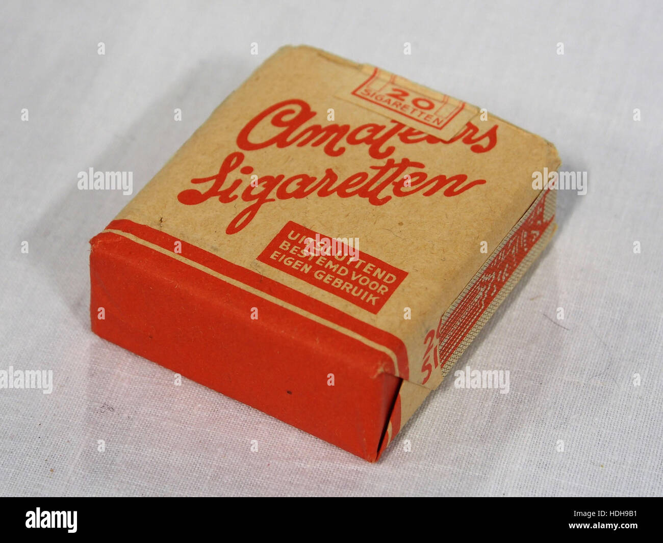 This vintage tin, marked 'Amateurs sigaretten,' was originally used for  storing biscuits or cigarettes. It represents 20th-century European  packaging design and serves as a collectible item for tobacco and packaging  enthusiasts Stock