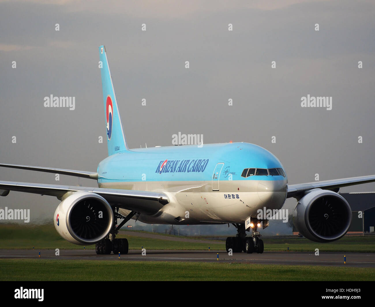 HL8044 (aircraft) taxiing after landing on runway 18R pic6 Stock Photo