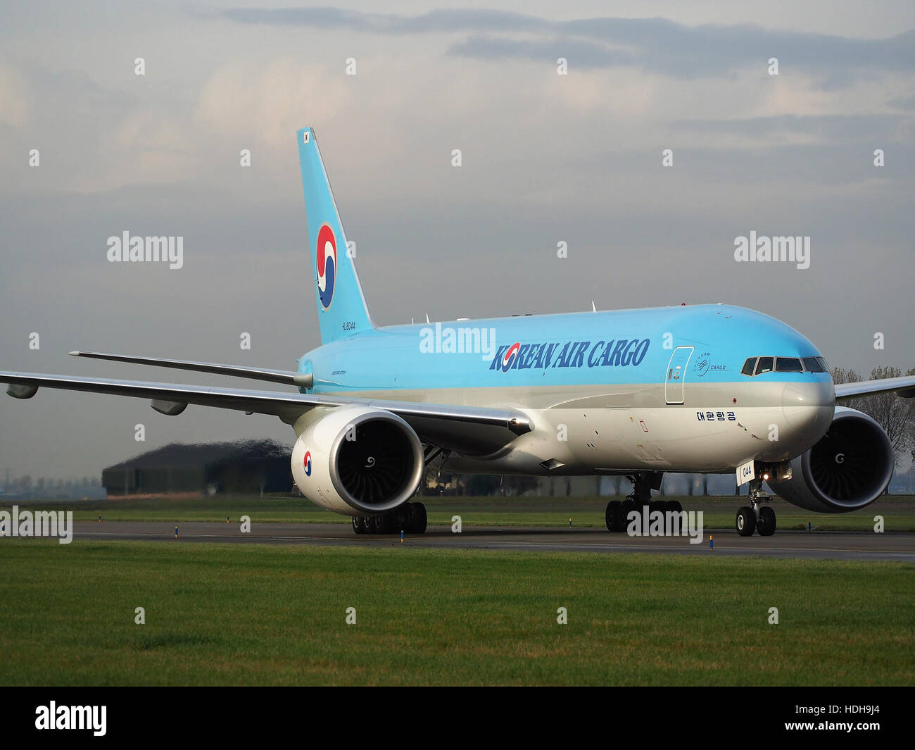 HL8044 (aircraft) taxiing after landing on runway 18R pic7 Stock Photo