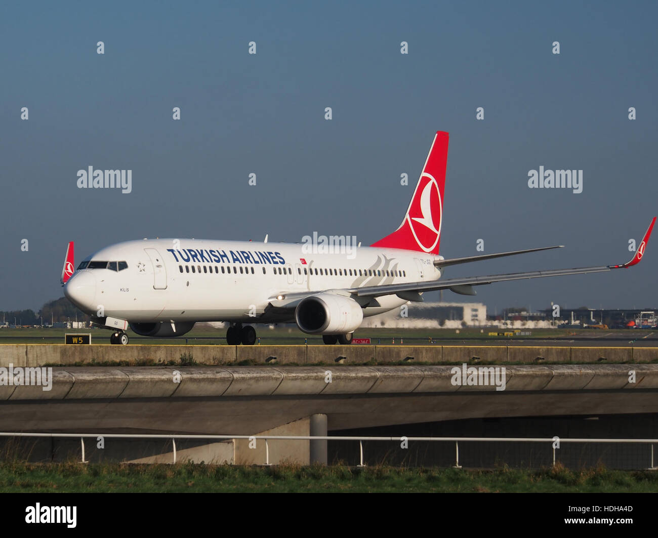 TC-JGO Turkish Airlines Boeing 737-8F2(WL) taxiing at Schiphol towards runway 36L pic1 Stock Photo