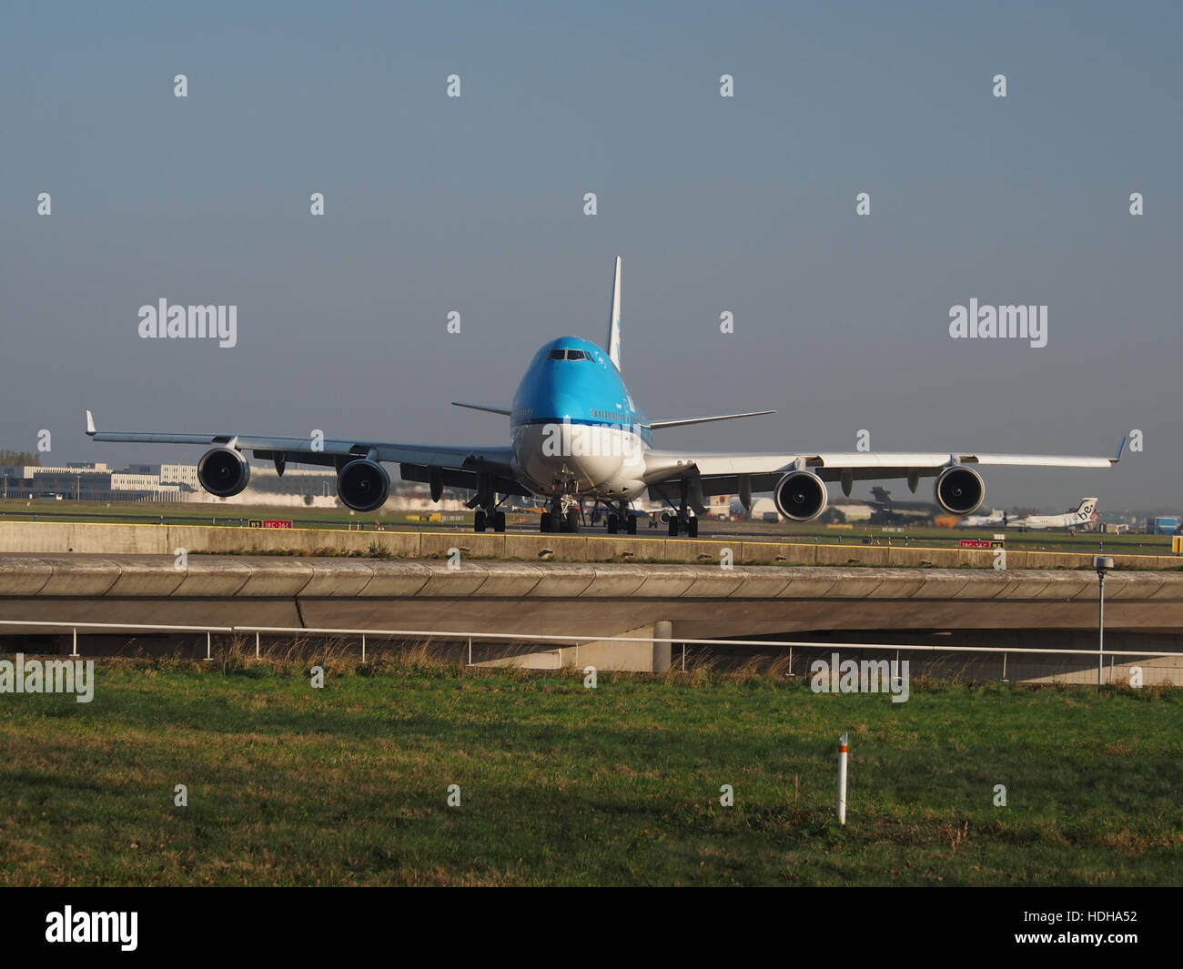 PH-BFB KLM Royal Dutch Airlines Boeing 747-406 at Schiphol taxiing towards runway 36L pic1 Stock Photo