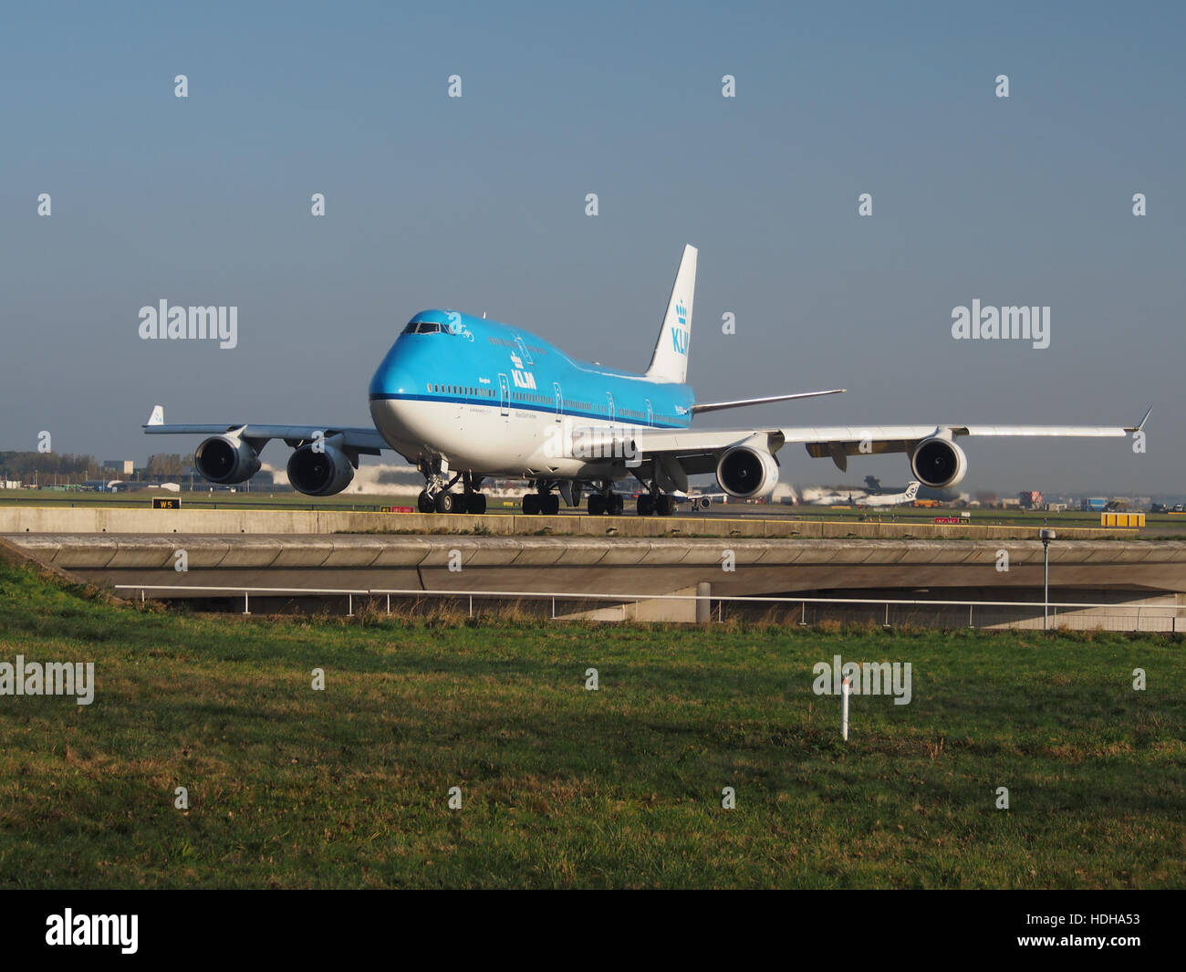 PH-BFB KLM Royal Dutch Airlines Boeing 747-406 at Schiphol taxiing towards runway 36L pic2 Stock Photo