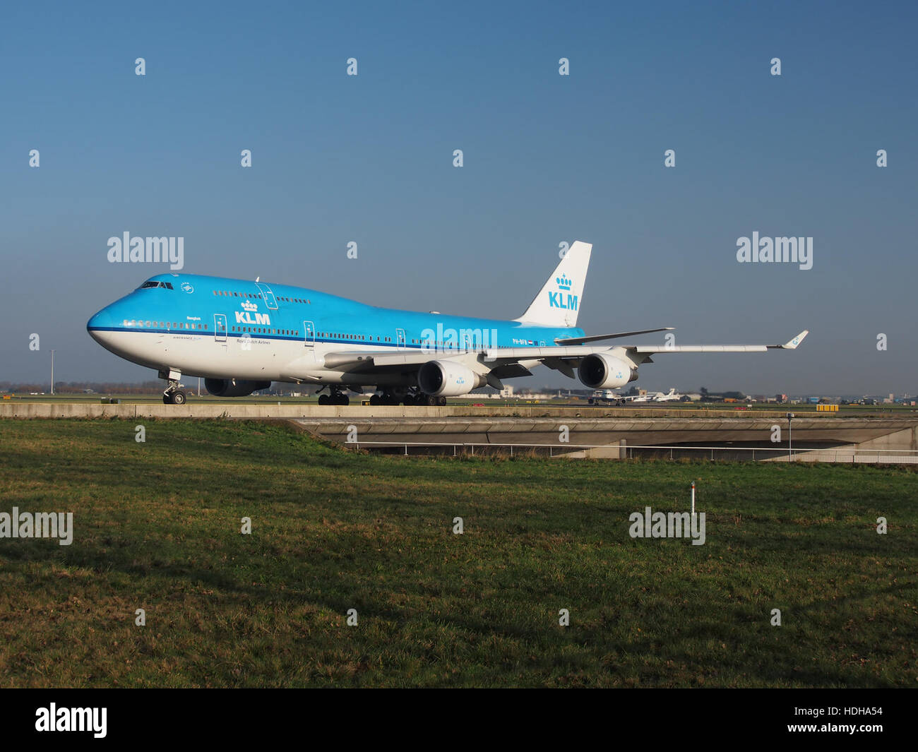 PH-BFB KLM Royal Dutch Airlines Boeing 747-406 at Schiphol taxiing towards runway 36L pic3 Stock Photo