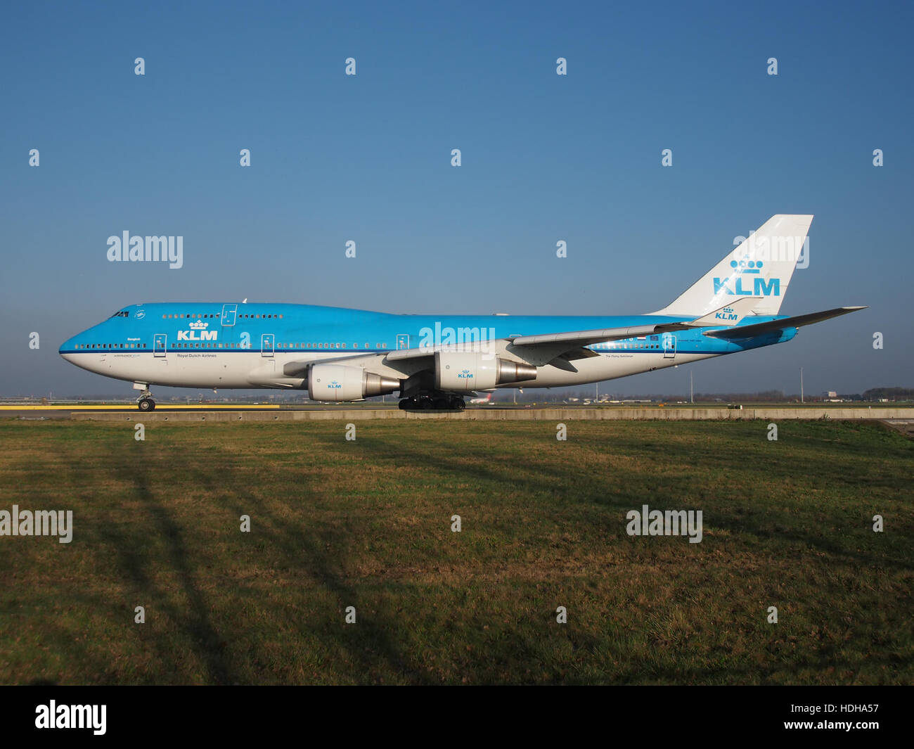 PH-BFB KLM Royal Dutch Airlines Boeing 747-406 at Schiphol taxiing towards runway 36L pic5 Stock Photo