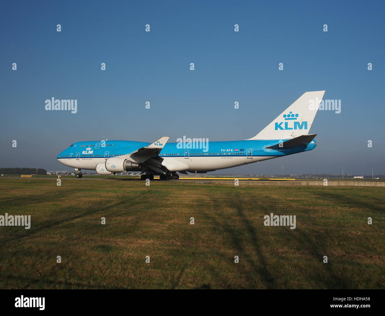 PH-BFB KLM Royal Dutch Airlines Boeing 747-406 at Schiphol taxiing towards runway 36L pic6 Stock Photo