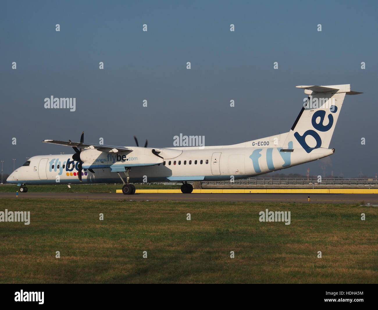 G-ECOO - Bombardier Dash 8 Q400 at Schiphol taxiing towards runway 36L pic4 Stock Photo
