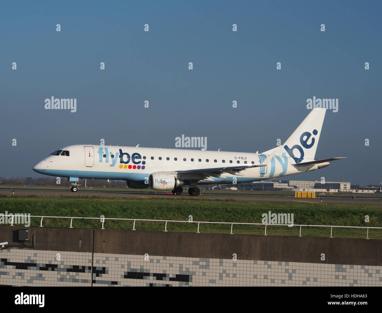 G-FBJI Flybe Embraer ERJ-175STD (ERJ-170-200) - cn 17000355 taxiing at Schiphol towards runway 36L pic1 Stock Photo