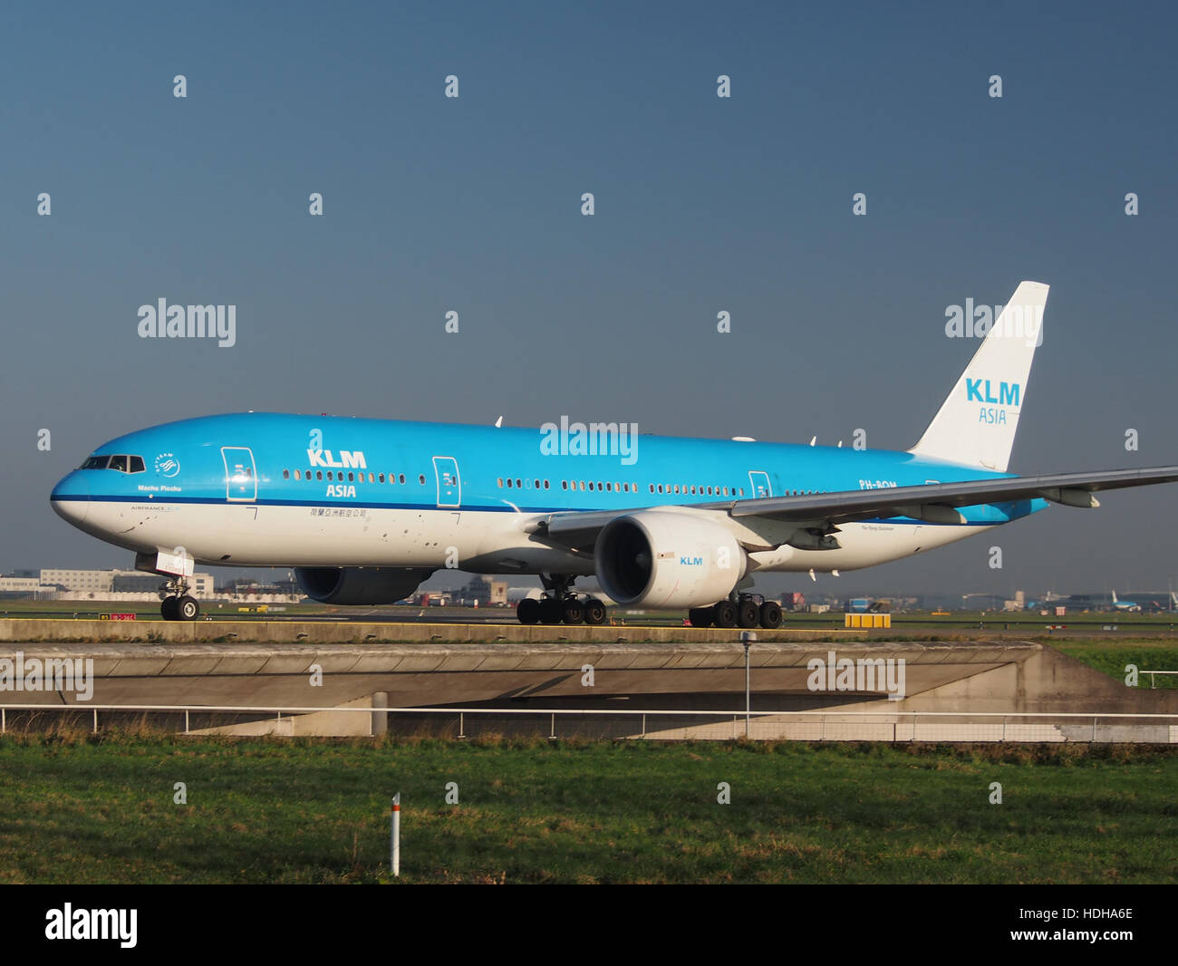 PH-BQM KLM Royal Dutch Airlines Boeing 777-206(ER) - cn 34712 at Schiphol taxiing towards runway 36L pic1 Stock Photo
