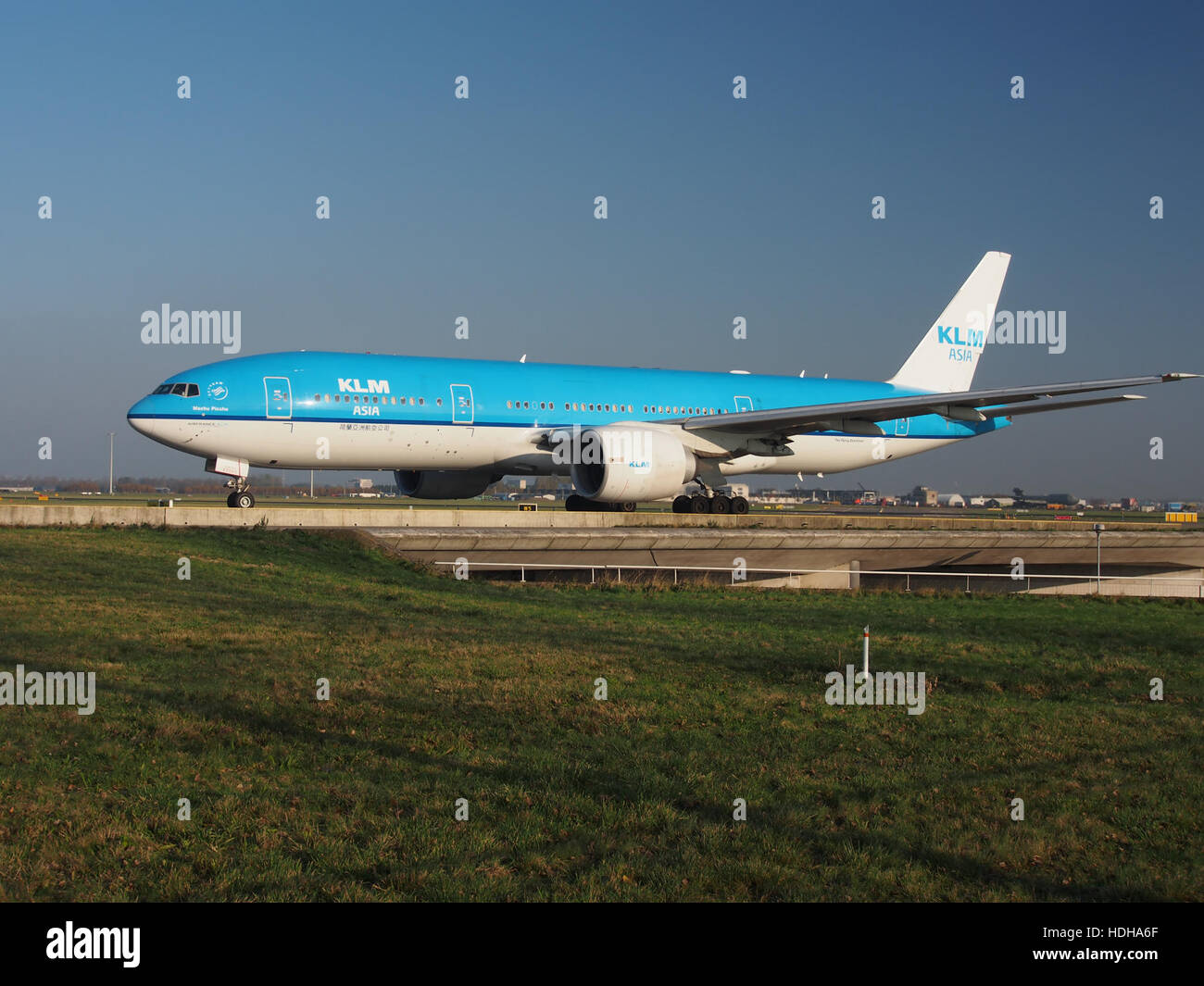 PH-BQM KLM Royal Dutch Airlines Boeing 777-206(ER) - cn 34712 at Schiphol taxiing towards runway 36L pic2 Stock Photo