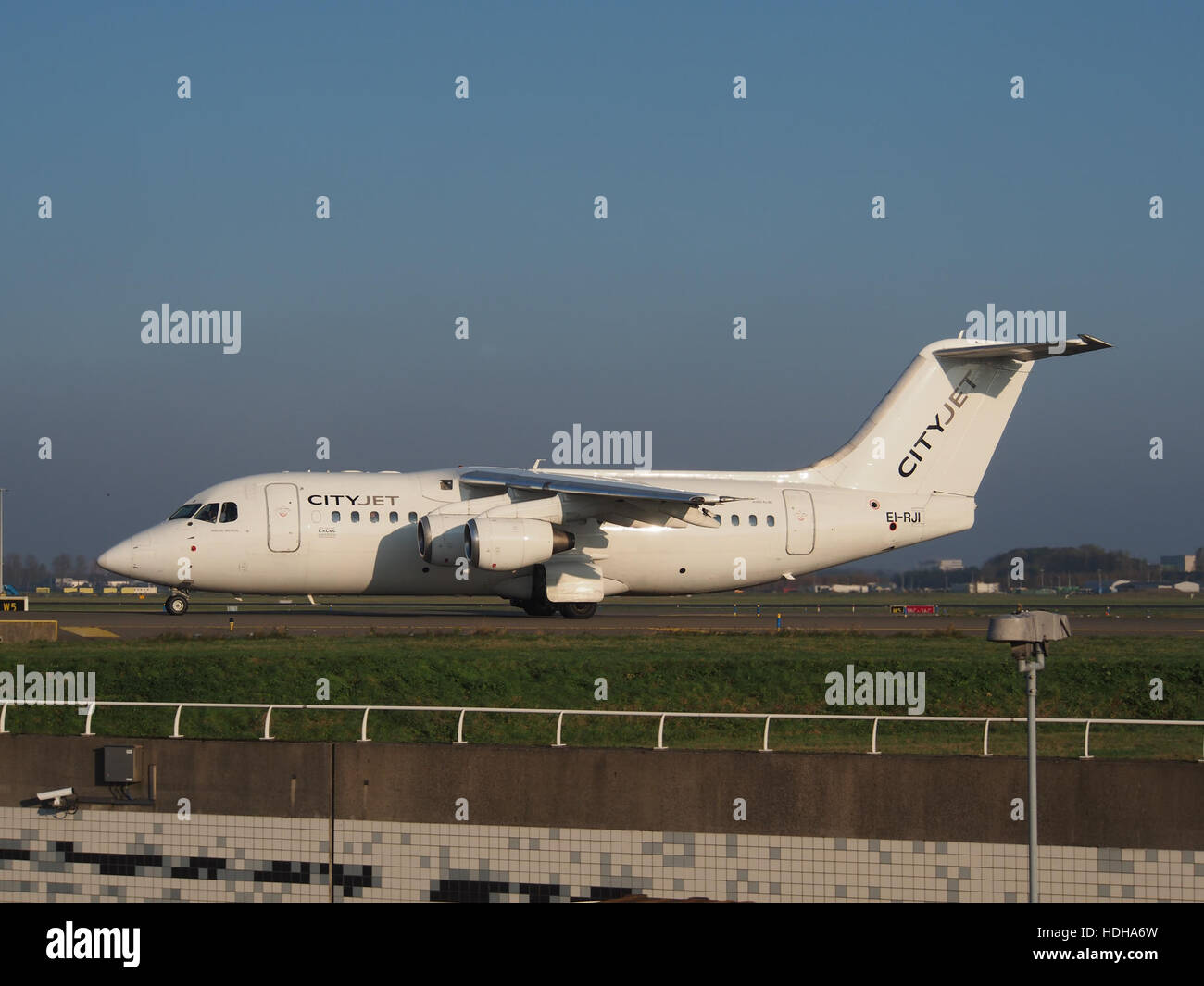 EI-RJI Cityjet British Aerospace Avro RJ85 - cn E2346 at Schiphol crossing motorway A5 towards runway 36L pic1 Stock Photo