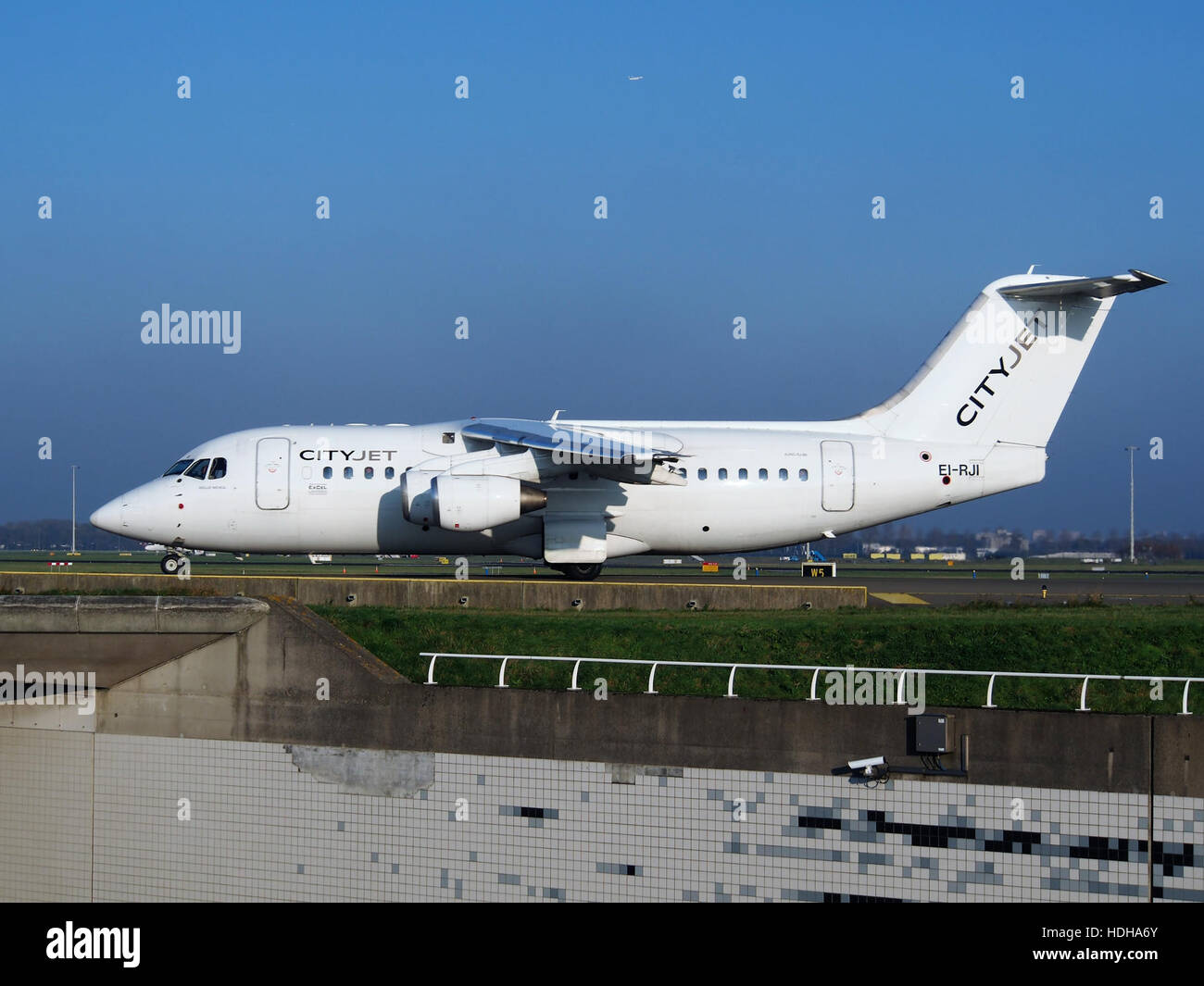 EI-RJI Cityjet British Aerospace Avro RJ85 - cn E2346 at Schiphol crossing motorway A5 towards runway 36L pic2 Stock Photo