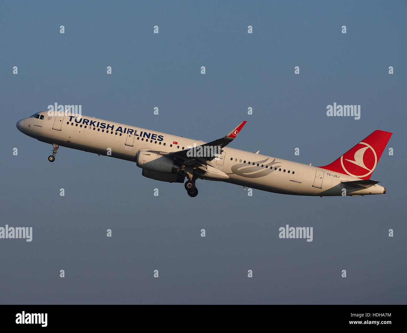 TC-JSJ Turkish Airlines Airbus A321-231(WL) takeoff from Schiphol runway 36C pic2 Stock Photo