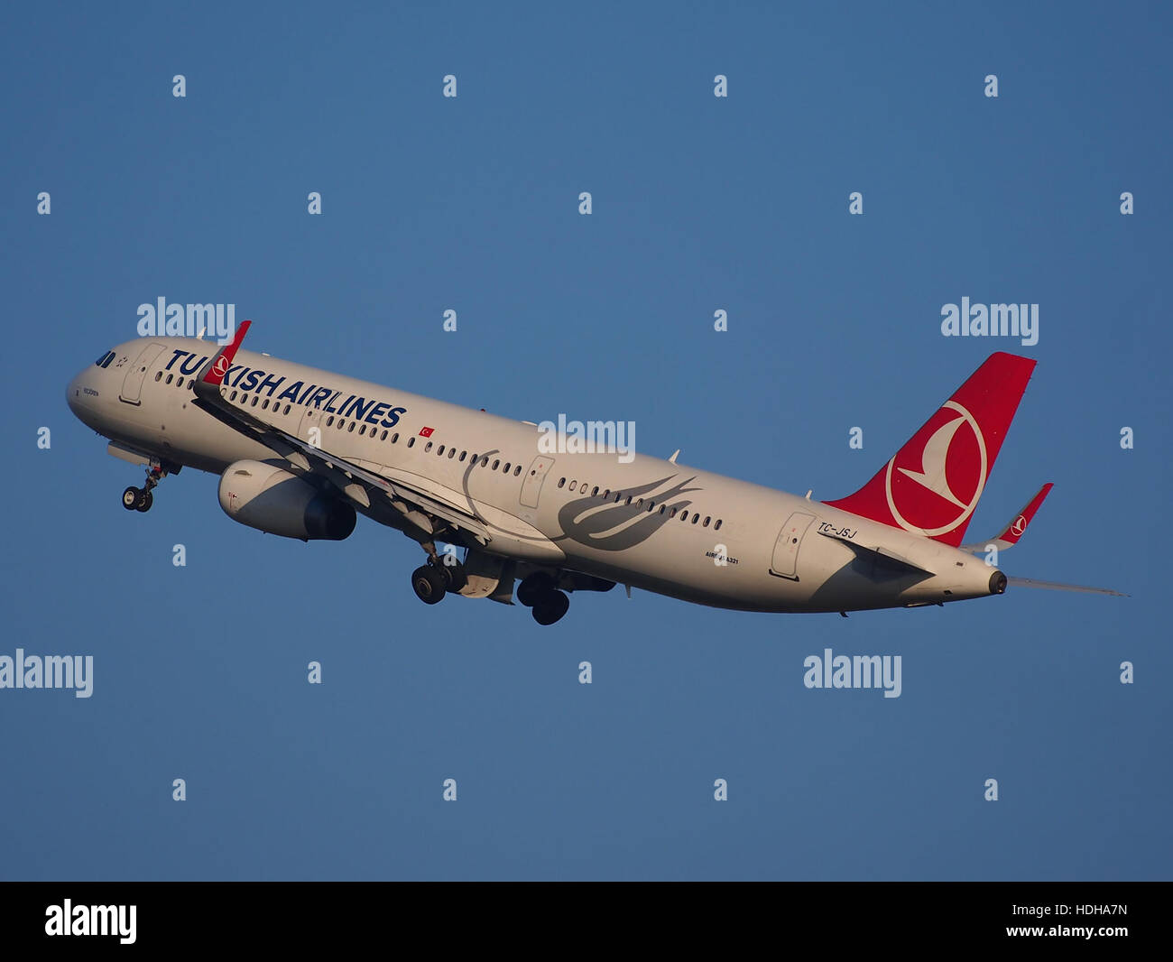 TC-JSJ Turkish Airlines Airbus A321-231(WL) takeoff from Schiphol runway 36C pic3 Stock Photo