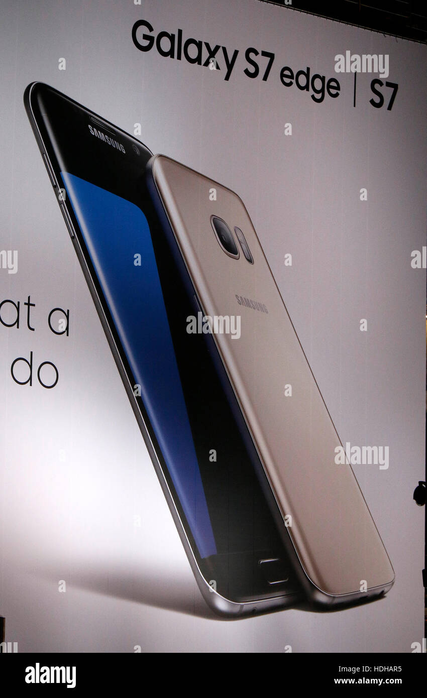 Werbung fuer das Smartphone 'Samsung Galaxy S7 / S7 Edge', Berlin. Stock Photo