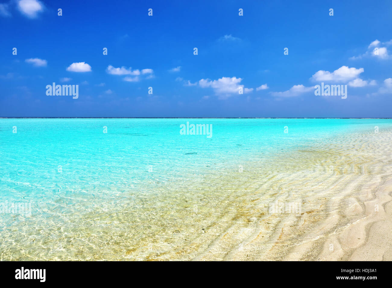 Skyline of Indian Ocean view from tropical island in the Maldives Stock ...