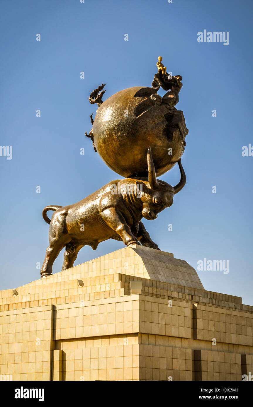 Photo of sculpture of bull with large ball on its horns standing on