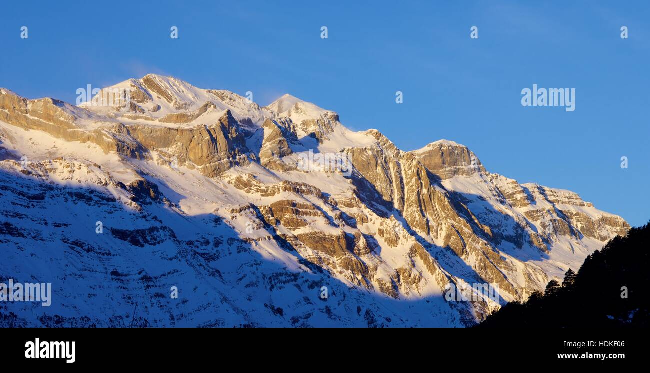 Panoramic winter in Ordesa National Park, elevated peaks, left to rigth, are Sum de Ramond (3254 m.), Monte Perdido (3355 m.) and Cilindro de Marbore Stock Photo