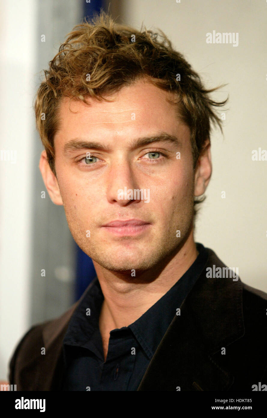 Actor Jude Law arrives at the premiere for the film, 'Closer' at the Mann Village theatre in the Westwood section of Los Angeles, California on Monday 22 November, 2004. Photo credit: Francis Specker Stock Photo