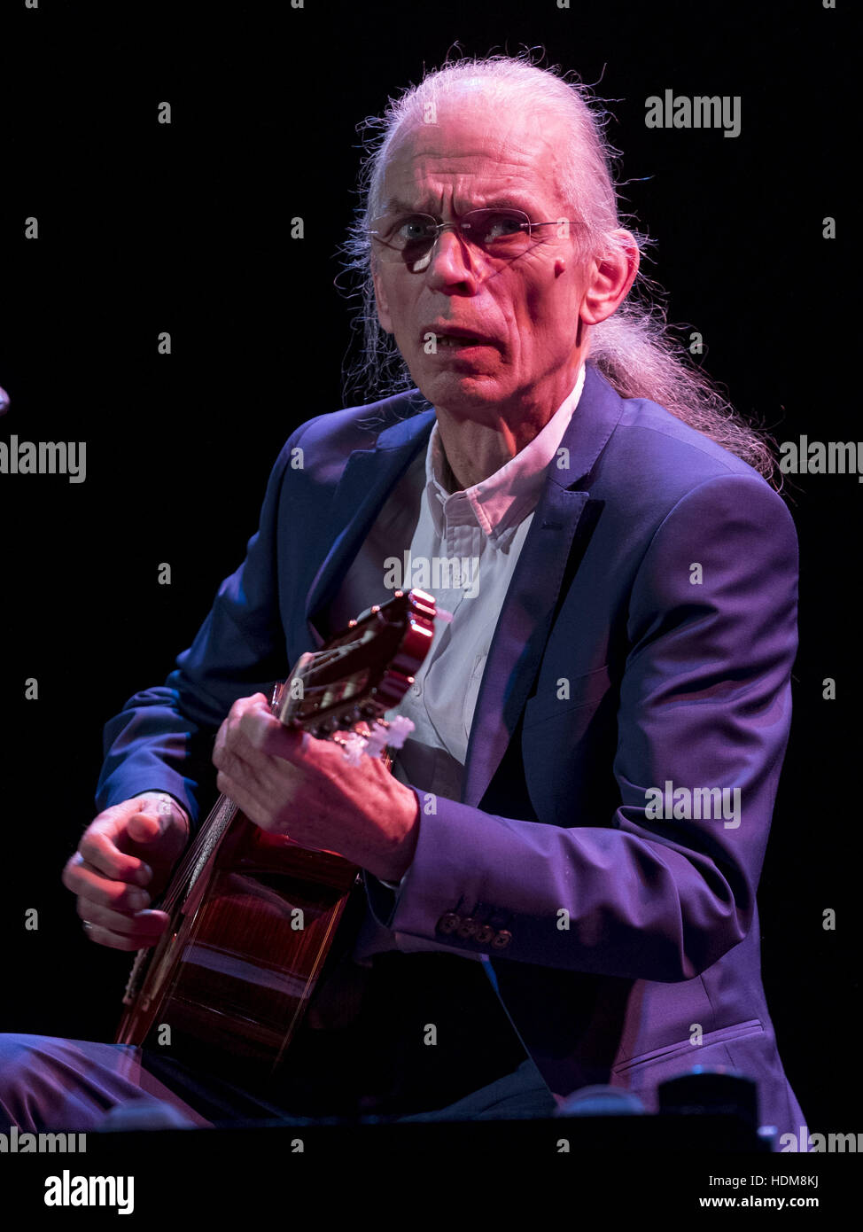 Steve Howe Formerly Guitarist With Yes And Asia Two Of The World S Stock Photo Alamy Steve Howe Formerly Guitarist With Yes And Asia Two Of The World S Stock Photo Alamy