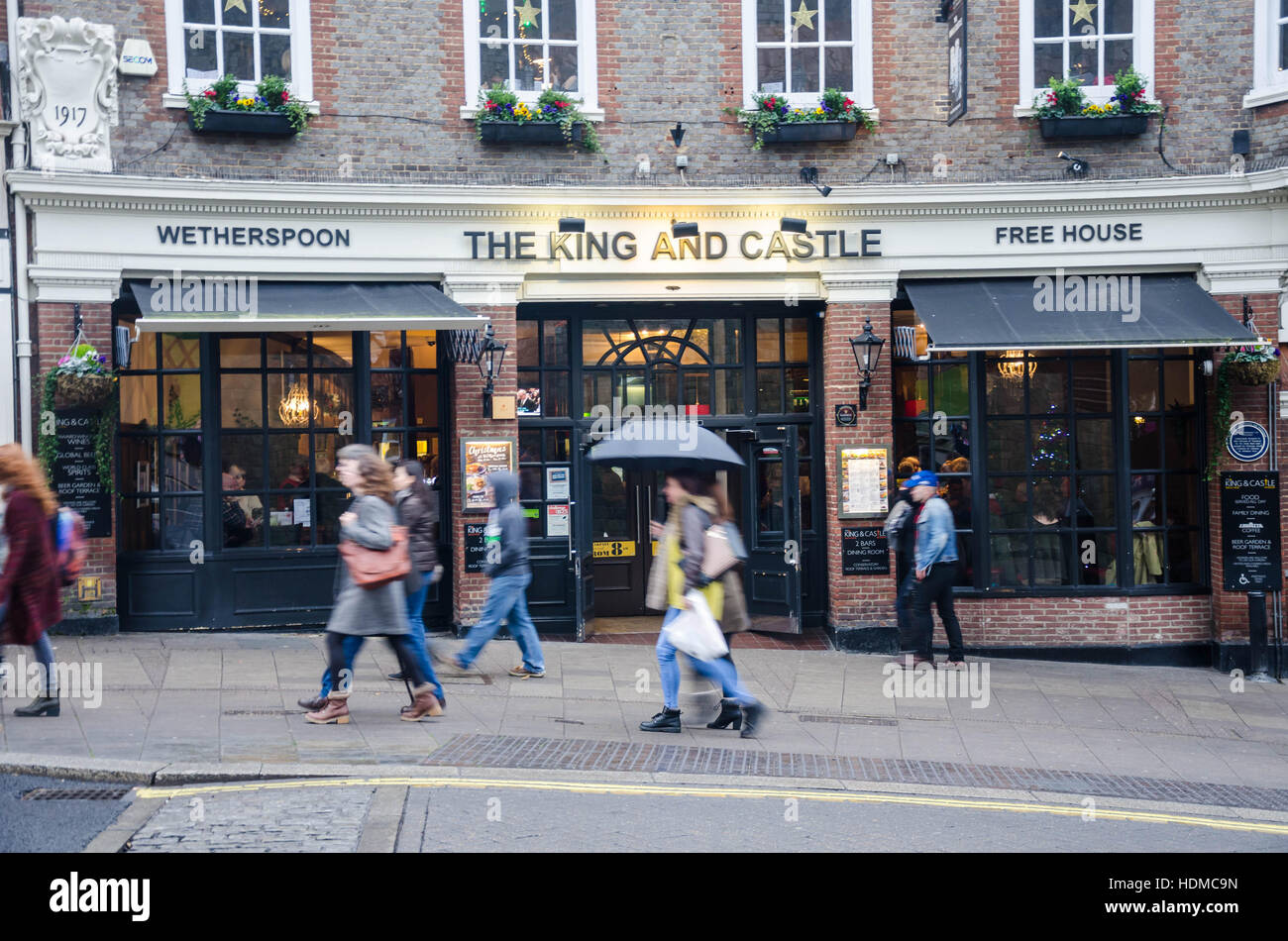 The King and Castle is a Weatherspoon pub on Thames Street in Windsor, Berkshire, UK Stock Photo