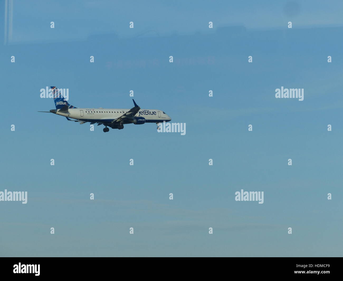 Landing Jet Blue aircraft at La Guardia Airport Stock Photo