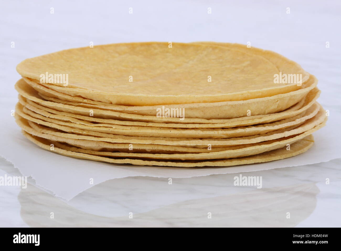 https://c8.alamy.com/comp/HDME4W/mexican-corn-tortillas-on-retro-vintage-carrara-marble-perfect-for-HDME4W.jpg