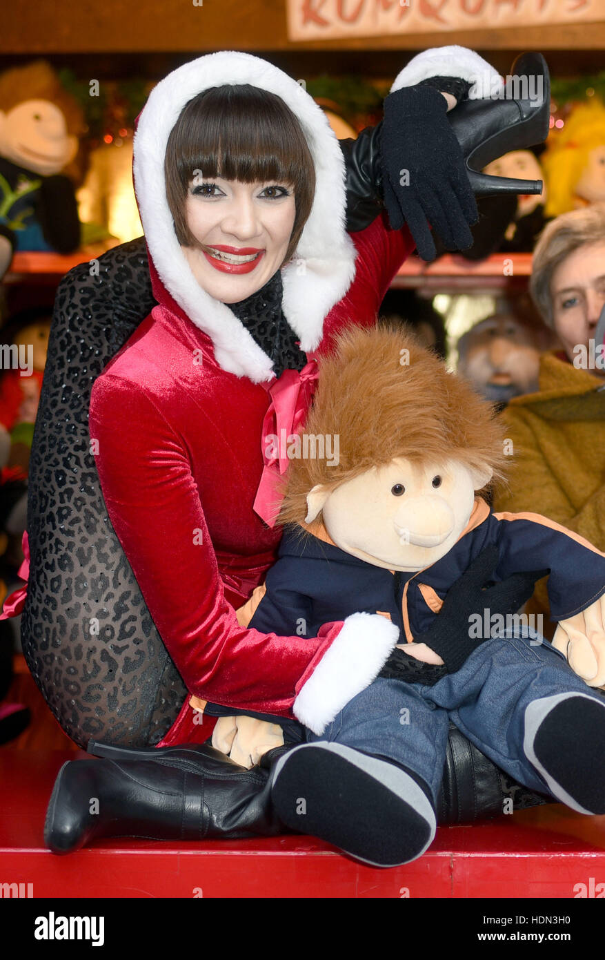 Cologne, Germany. 12th Dec, 2016. Contortionist Alina ...