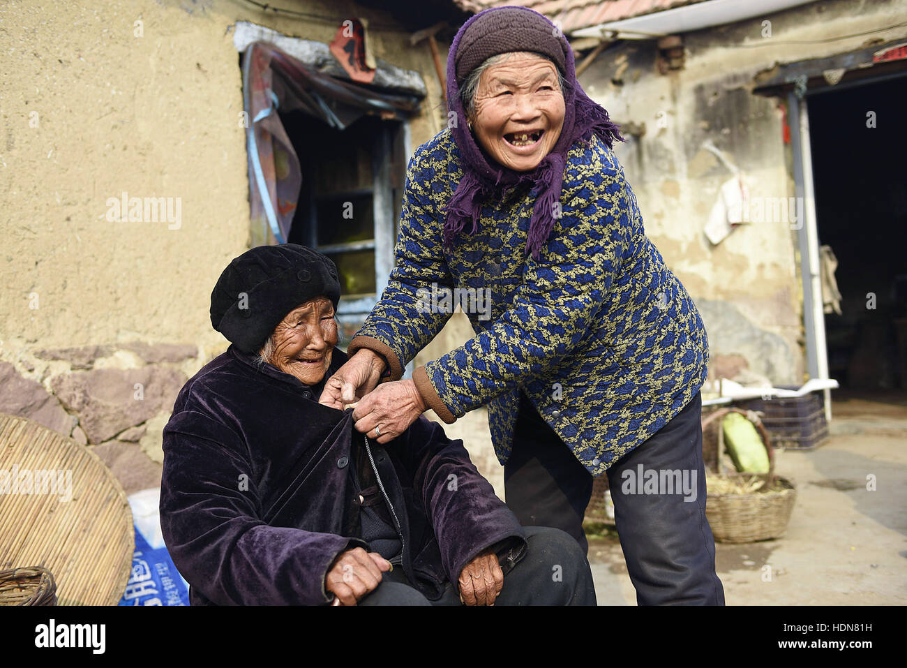 Rizhao, Rizhao, China. 12th Dec, 2016. Rizhao, CHINA-December 12 2016: (EDITORIAL USE ONLY. CHINA OUT) .The daughter-in-law of the103-year-old woman Liu Guiying looks after her at home in Rizhao, east China's Shandong Province, December 12th, 2016. © SIPA Asia/ZUMA Wire/Alamy Live News Stock Photo