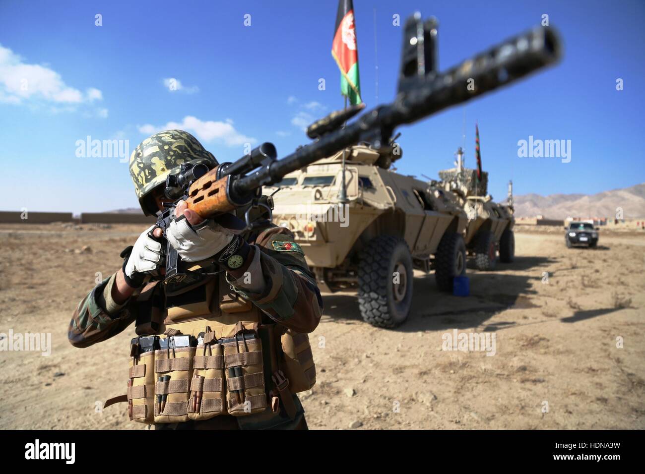 Ghazni province, Afghanistan. 14th December, 2016. An Afghan army soldier takes part in a military operation in Ghazni province, Afghanistan, Dec. 14, 2016. The Afghan National Security Forces (ANSF) had killed 29 insurgents in 13 of the country's 34 provinces since early Tuesday, the Defense Ministry said on Wednesday. (Xinhua/Sayed Mominzadah) (hy) Credit:  Xinhua/Alamy Live News Stock Photo