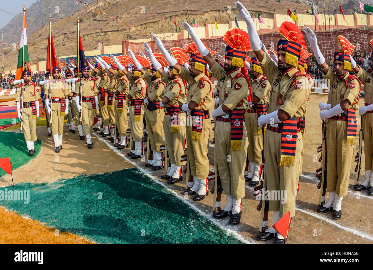 Lethpora, Jammu and Kashmir, India. 14th Dec, 2016. Jammu and Kashmir Police (JKP) men take oath during their passing-out parade on December 14, 2016 in Lethpora 25 km (15 miles) south of Srinagar, the summer capital of, Indian Administered Kashmir, India.After completing their training, nearly 355 constables of JK police took oath during their passing out parade in south Kashmir's Pulwama District. The year-long rigourous training involves physical training, weapons handling, and lessons in counter-insurgency operations among other things. Credit:  ZUMA Press, Inc./Alamy Live News Stock Photo