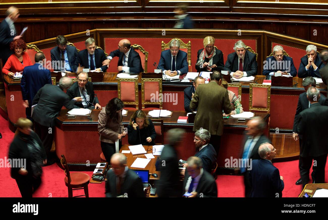 Rome, Italy. 14th Dec, 2016. Italian Prime Minister Paolo Gentiloni (C, Rear) is seen with ministers ahead of a confidence vote at the upper house in Rome, capital of Italy, on Dec. 14, 2016. The new cabinet of Italian Prime Minister Paolo Gentiloni won the second of two confidence votes on Wednesday, paving the way for formally taking over the power. © Jin Yu/Xinhua/Alamy Live News Stock Photo